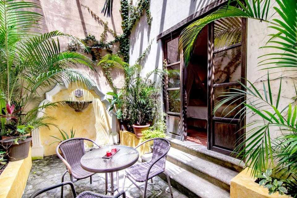 Central Hidden Secret pool good Wifi Free Night House in Antigua Guatemala