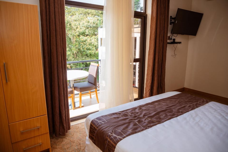 Bed, TV and multimedia, Photo of the whole room, Bedroom