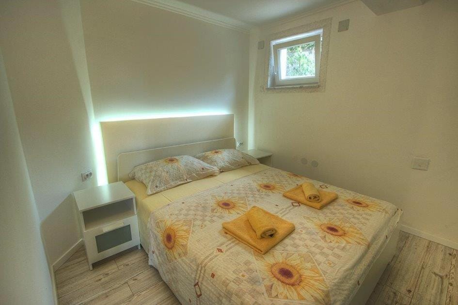 Bed, Bedroom, air conditioner