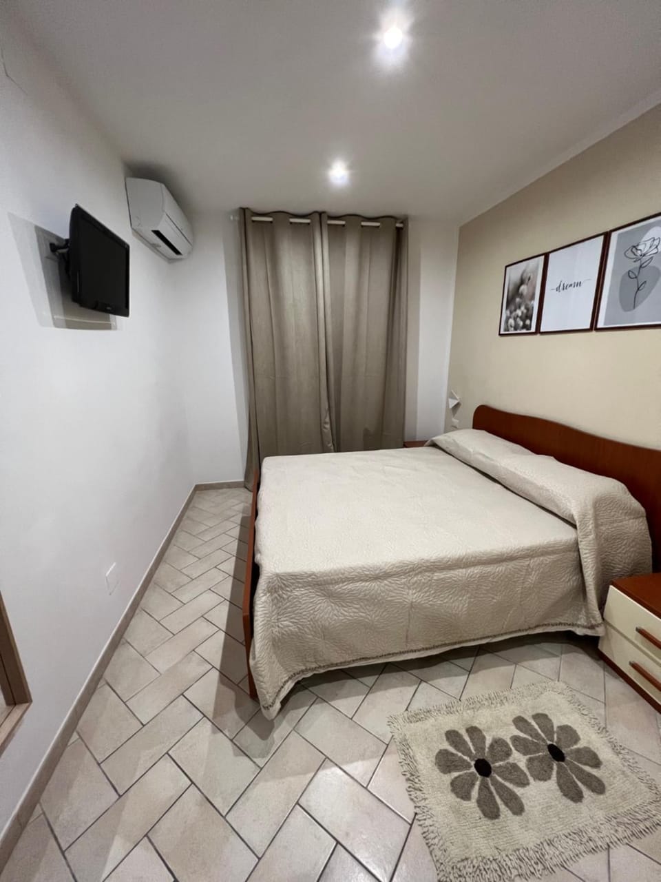 Bed, TV and multimedia, Photo of the whole room, Bedroom