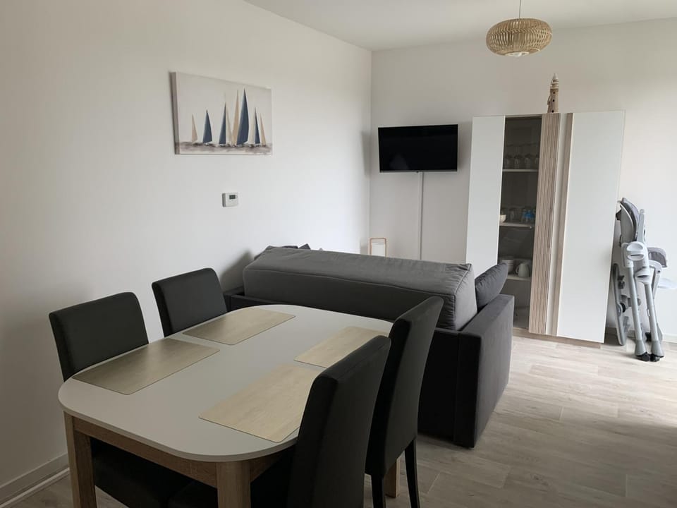 Charmant T2 en centre-ville avec balcon, parking privé et équipements bébé à Fort-Mahon-Plage - FR-1-482-99 Apartment in Fort-Mahon-Plage