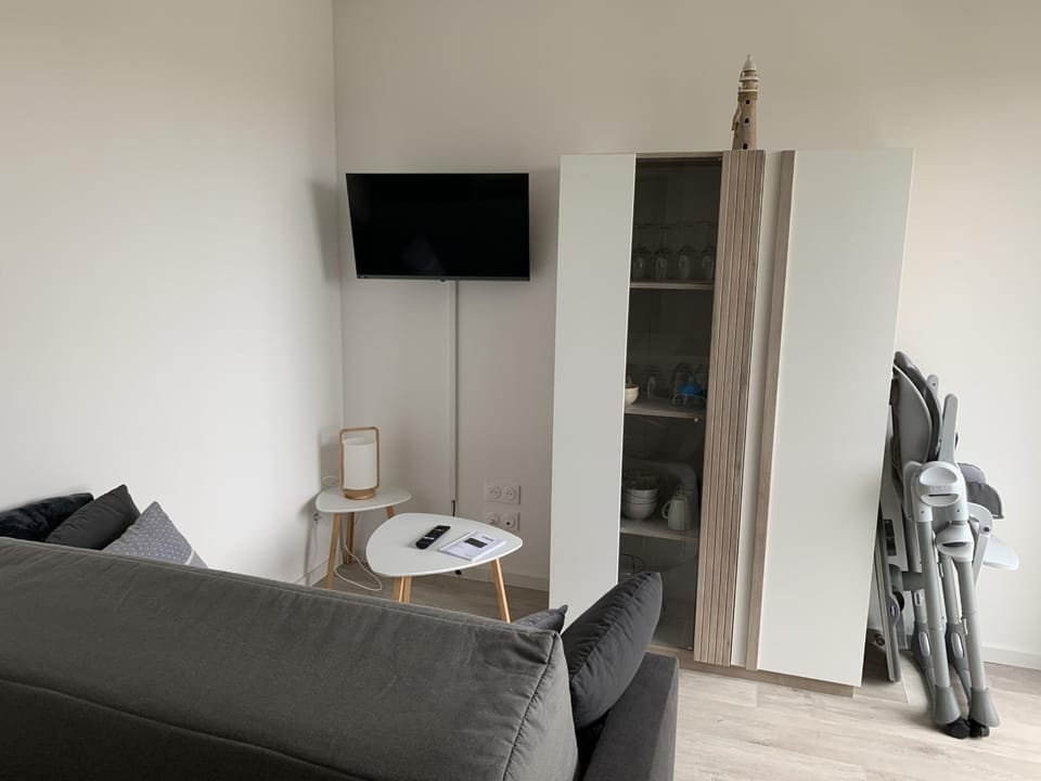 Charmant T2 en centre-ville avec balcon, parking privé et équipements bébé à Fort-Mahon-Plage - FR-1-482-99 Apartment in Fort-Mahon-Plage