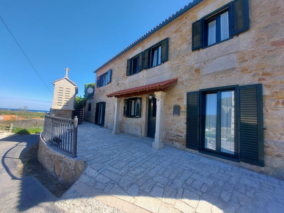 Serantes-Laxe House in Bergantiños