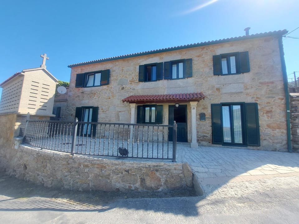 Serantes-Laxe House in Bergantiños