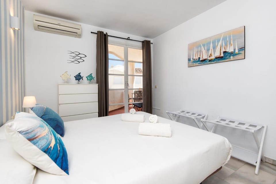 Bed, Photo of the whole room, Bedroom, towels, air conditioner