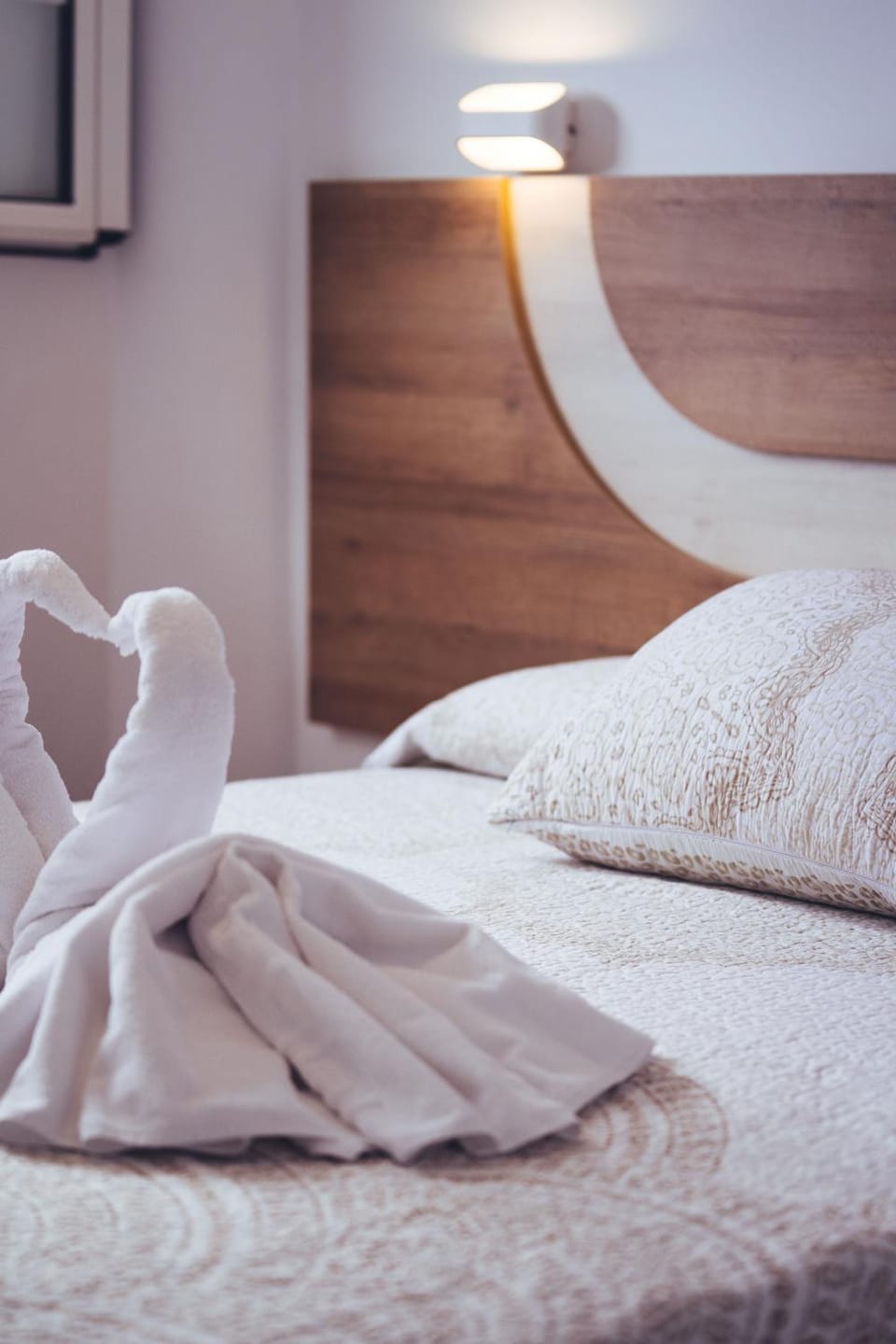 Bed, Bedroom, towels