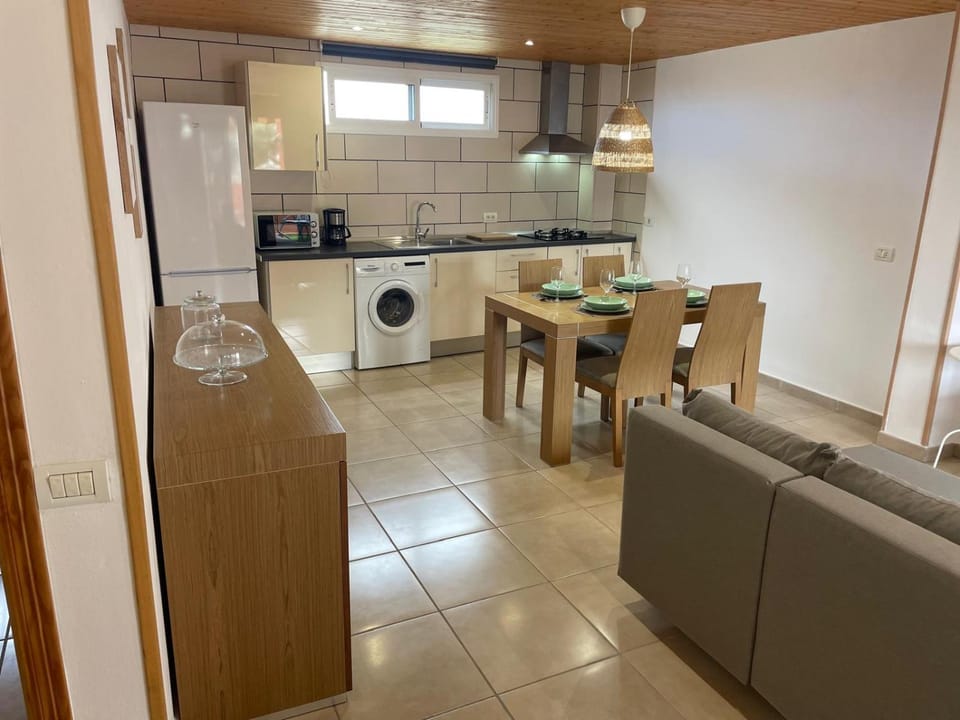 Coffee/tea facilities, Kitchen or kitchenette, Living room, Dining area, stove