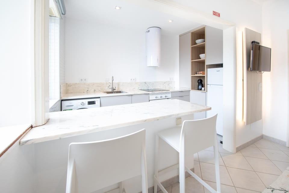 Kitchen or kitchenette, oven