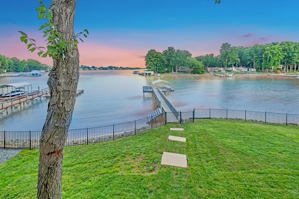 Lakeshore Adrift House in Westport