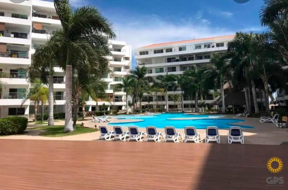 Property building, Swimming pool, sunbed