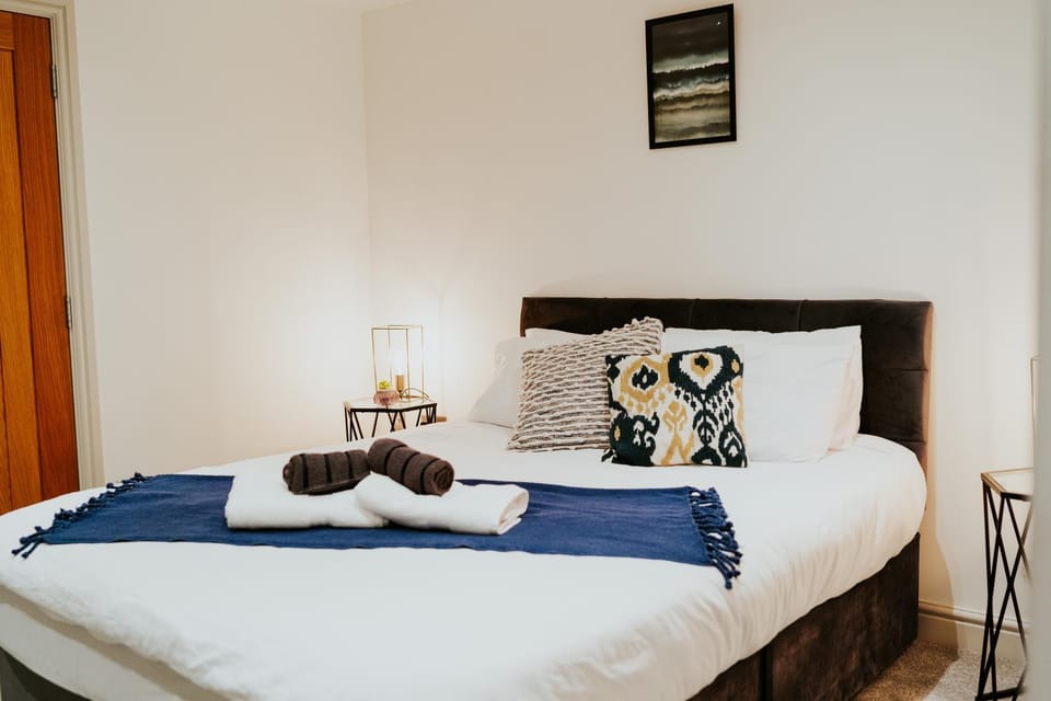 Bed, Photo of the whole room, Bedroom, towels