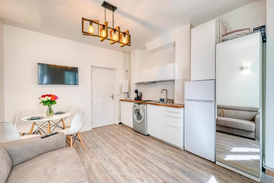 Kitchen or kitchenette, Seating area, Dining area