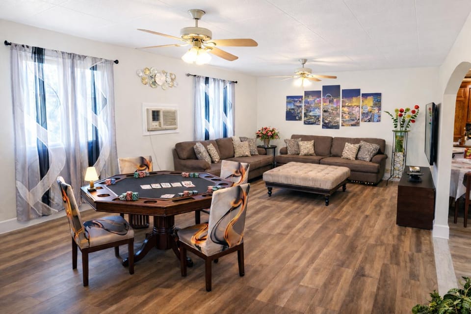 Vacation Home 3.5 Mi to Strip/DT/Outlt up to 8 gst House in Las Vegas