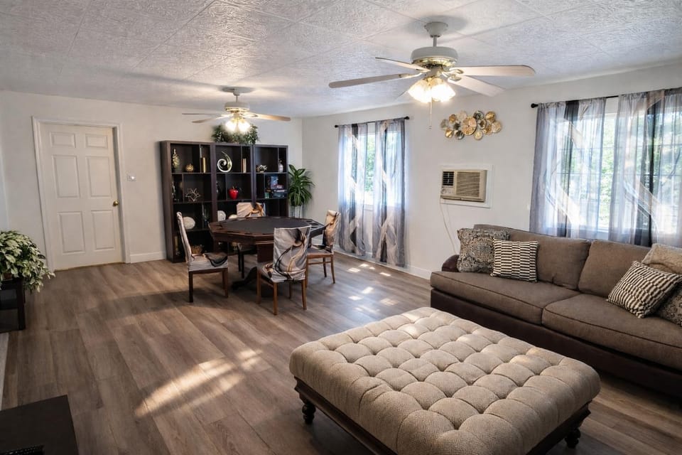 Vacation Home 3.5 Mi to Strip/DT/Outlt up to 8 gst House in Las Vegas