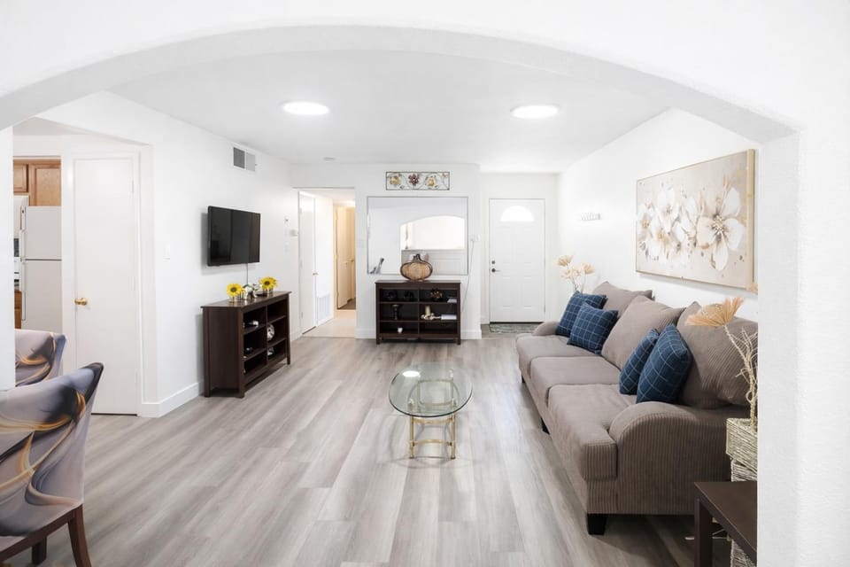 Vacation Home 3.5 Mi to Strip/DT/Outlt up to 8 gst House in Las Vegas