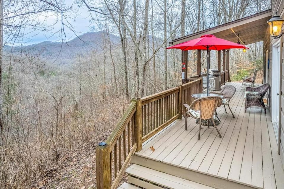 Tree Top Cabin Cabin in Sylva