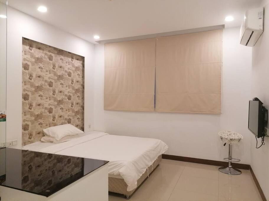 Bed, TV and multimedia, air conditioner