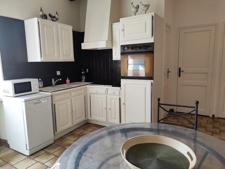 Gîte indépendant au bord de la rivière, cadre historique, pêche, animaux bienvenus, parking privé - FR-1-586-22 House in Centre-Val de Loire