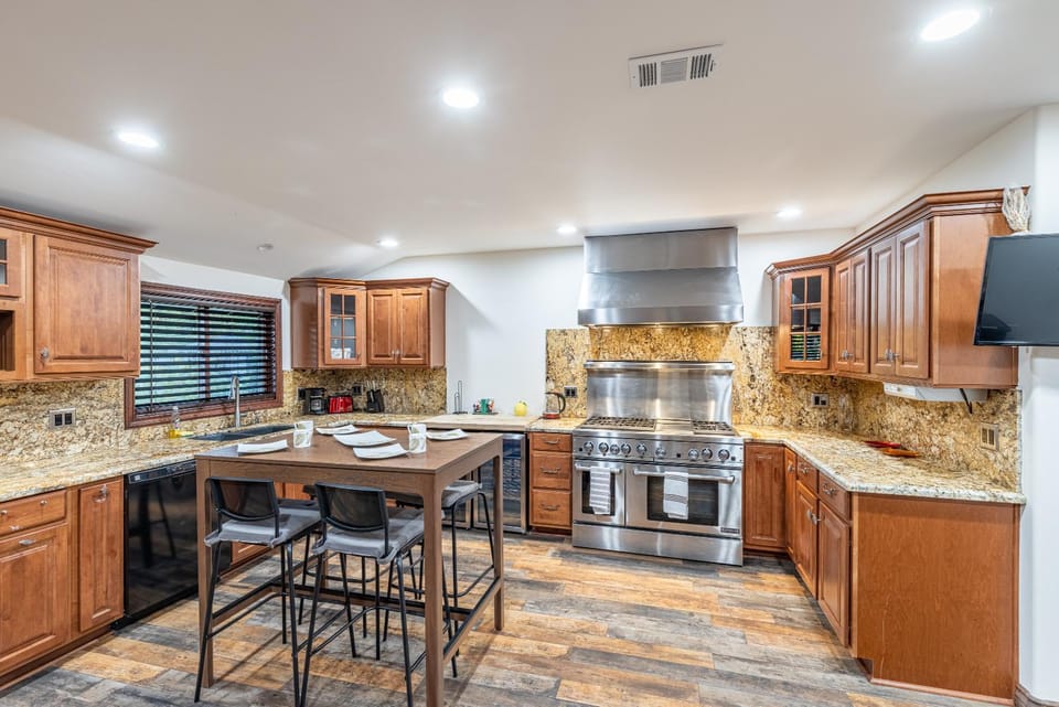 Spacious Home with Garden & Pool House in Northridge