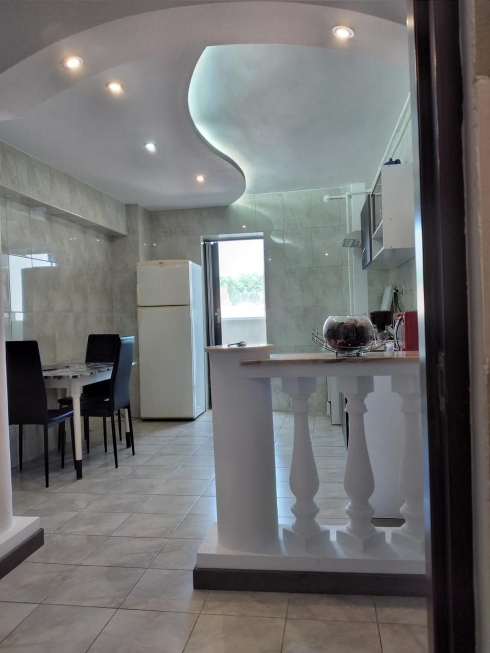 Kitchen or kitchenette, Dining area, minibar