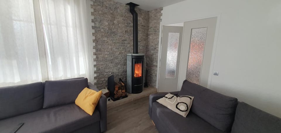 Appartement entier au dessus de villa, climatisation réversible poêle à bois tres chaleureux , wi fi parking privée gratuit situation 500 m, plage et centre ville Apartment in Sanary-sur-Mer