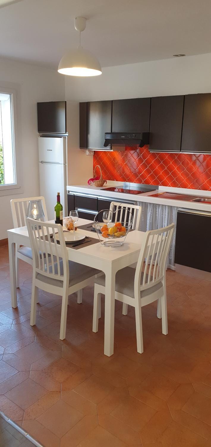 Appartement entier au dessus de villa, climatisation réversible poêle à bois tres chaleureux , wi fi parking privée gratuit situation 500 m, plage et centre ville Apartment in Sanary-sur-Mer