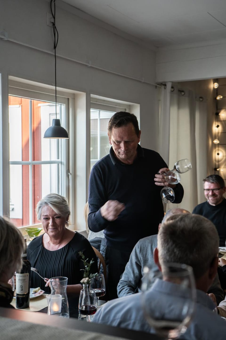 Restaurant/places to eat, People, Food and drinks