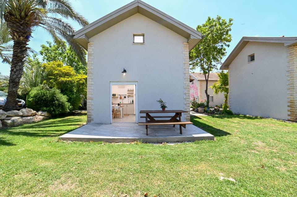 Property building, Facade/entrance, Garden