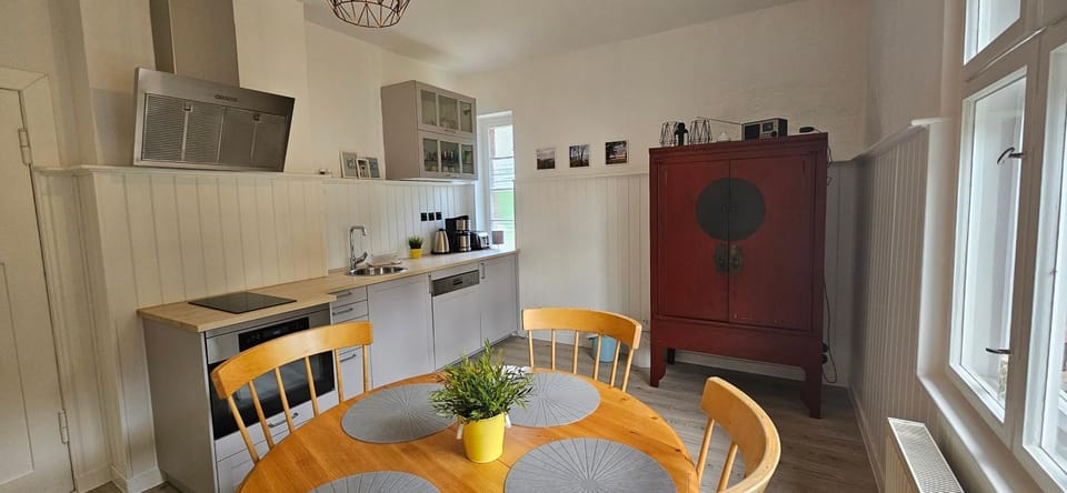 Kitchen or kitchenette, pet friendly, stove