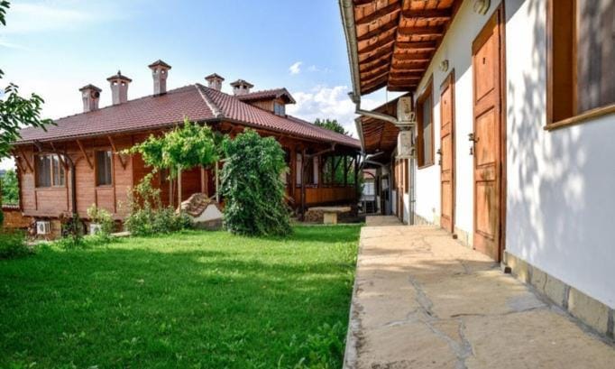 Property building, Spring, Day, Garden, Garden view