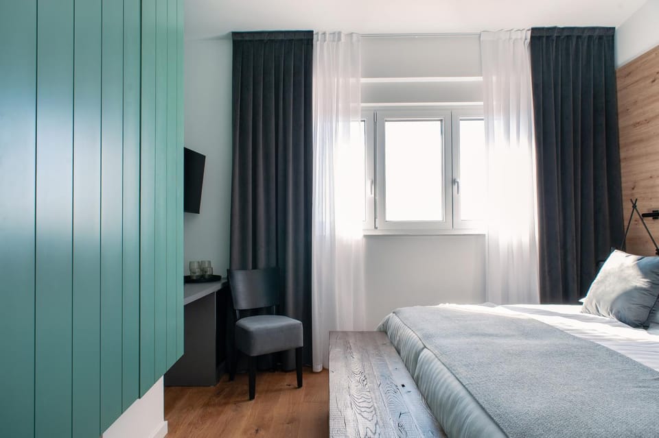 Bed, TV and multimedia, Photo of the whole room, Bedroom, oven, wardrobe