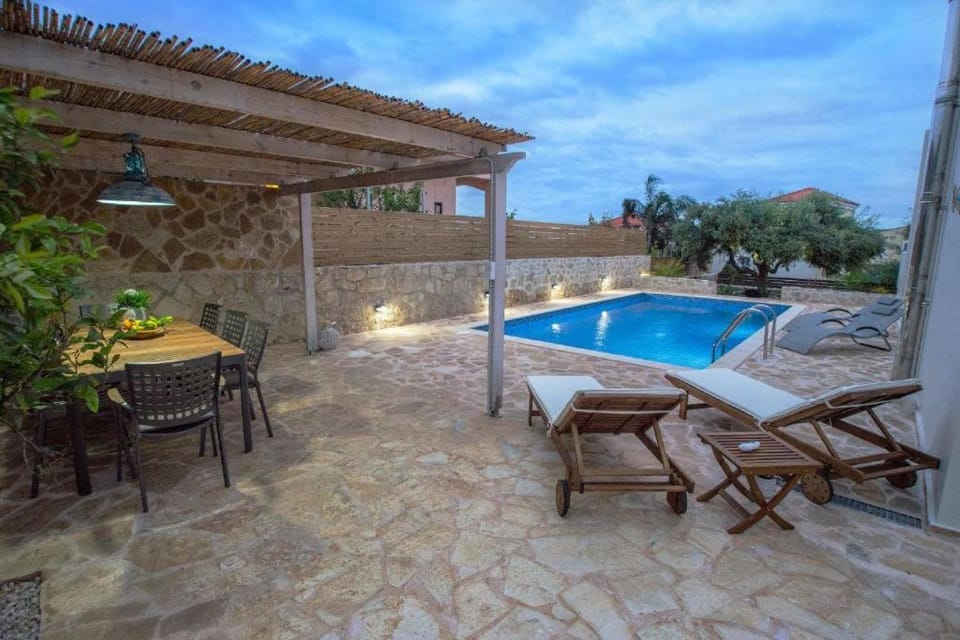 Patio, Swimming pool, Swimming pool
