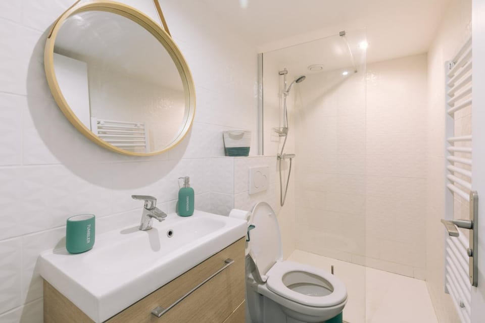 Shower, Toilet, Bathroom, towels