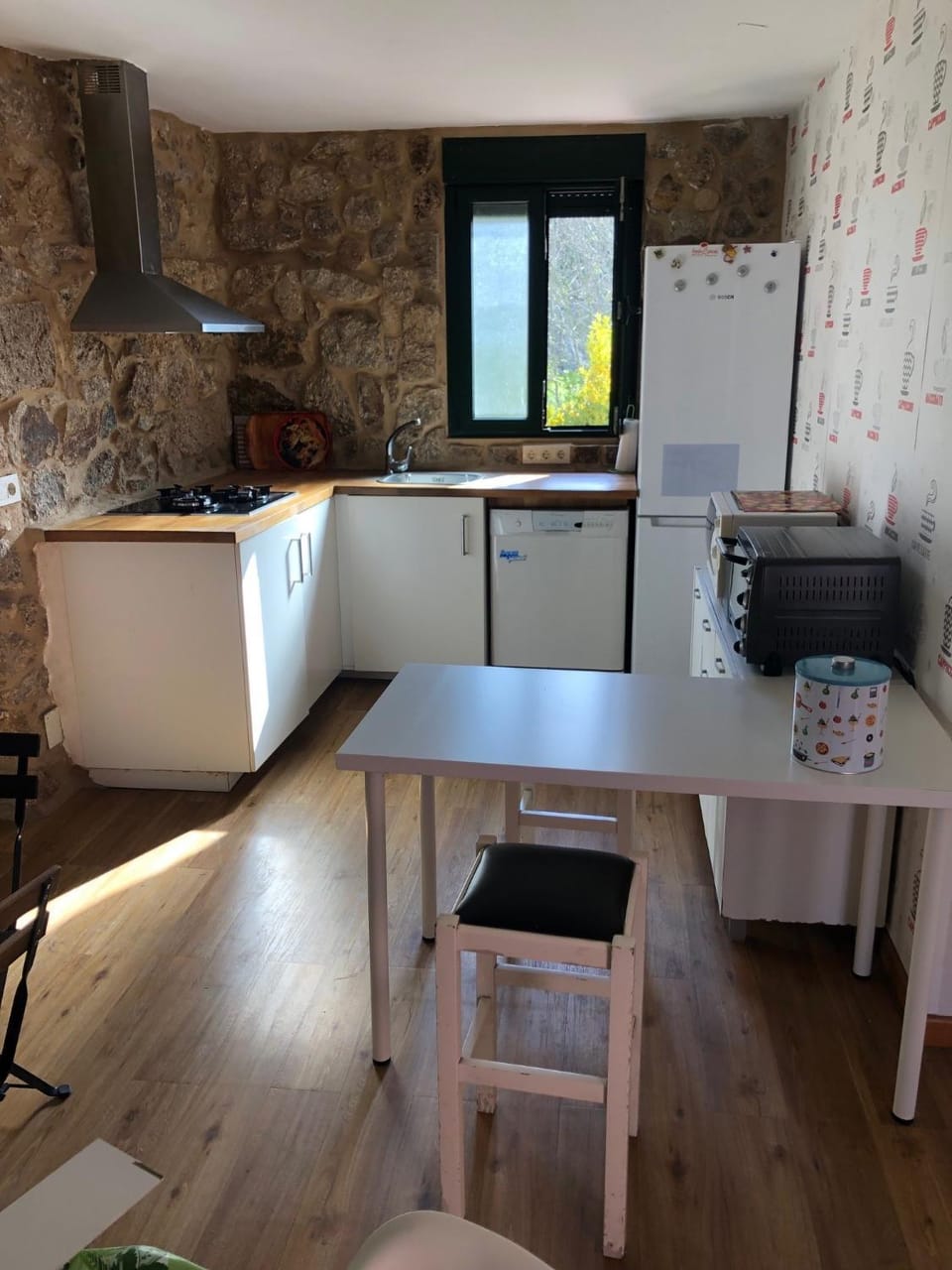 Kitchen or kitchenette, Dining area