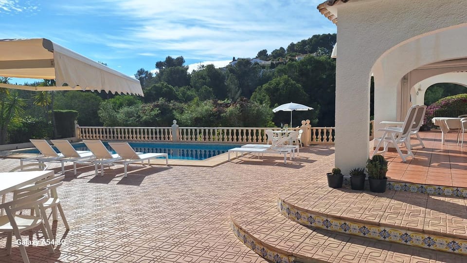 Property building, Natural landscape, Balcony/Terrace, Pool view, Swimming pool