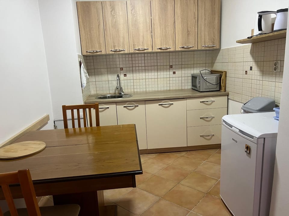 Kitchen or kitchenette, dishwasher