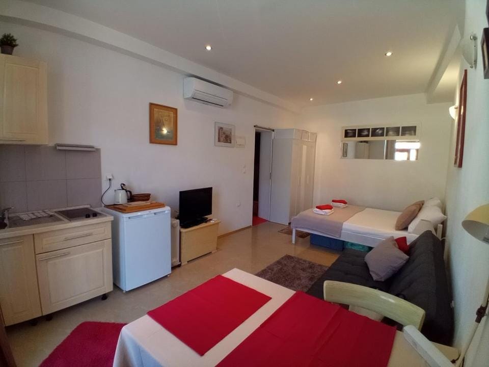 Beachfront Love Nest Apartment in Komiža