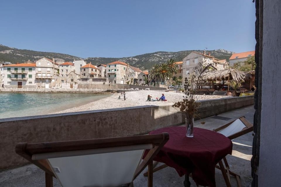 Beachfront Love Nest Apartment in Komiža