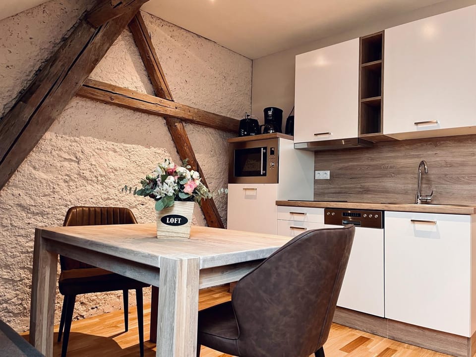 Kitchen or kitchenette, Dining area