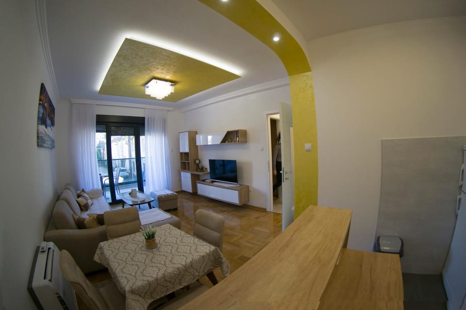 TV and multimedia, Living room, Seating area, Dining area