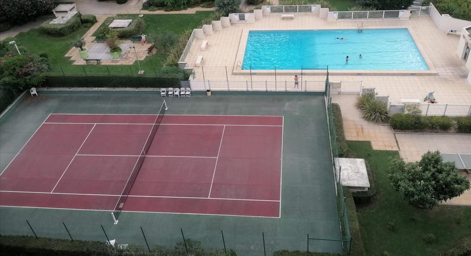Tennis court, Swimming pool
