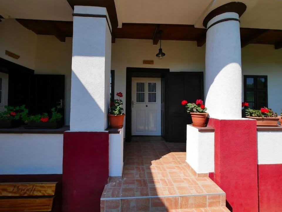 Facade/entrance, Balcony/Terrace