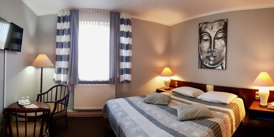 Bed, TV and multimedia, Photo of the whole room