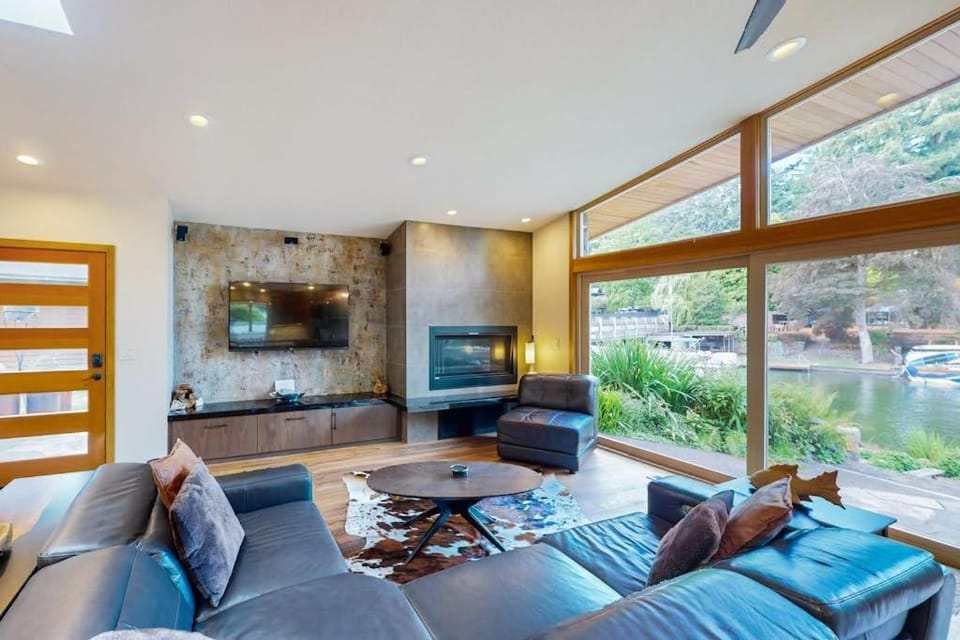 Luxury on the Lake House in Lake Oswego