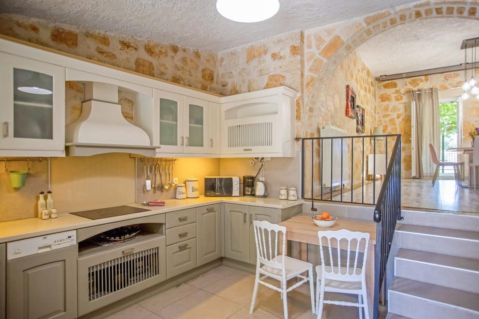 Kitchen or kitchenette, Dining area, dishwasher