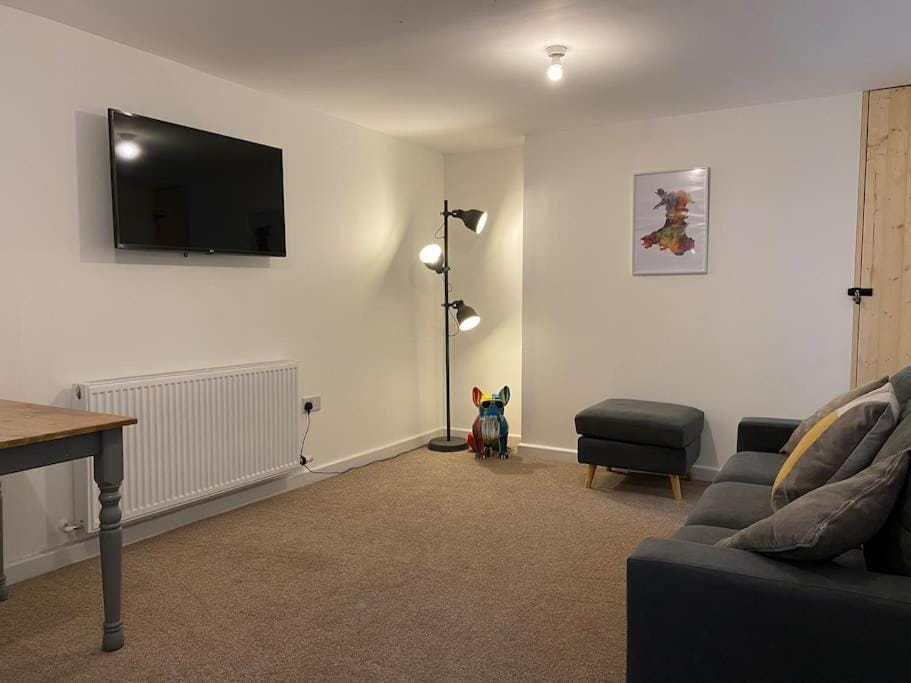 Modern 2 bedroom cottage near Bike Park Wales. House in Merthyr Tydfil