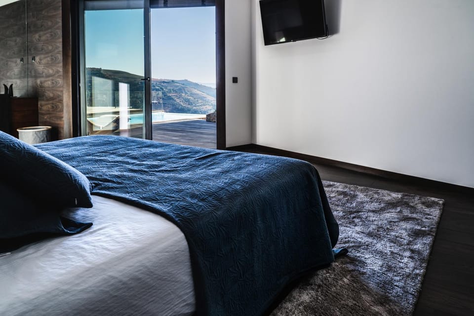 Bed, Bedroom, Mountain view, Pool view, River view