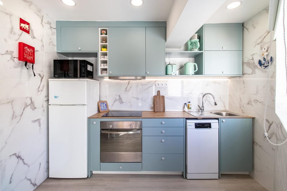 Coffee/tea facilities, Kitchen or kitchenette, dishwasher, oven, stove, toaster