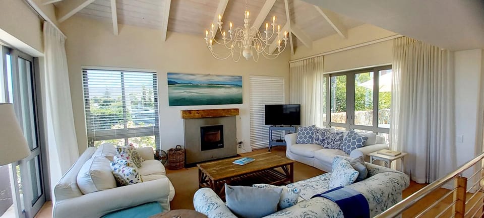 TV and multimedia, Living room, Seating area, Evening entertainment