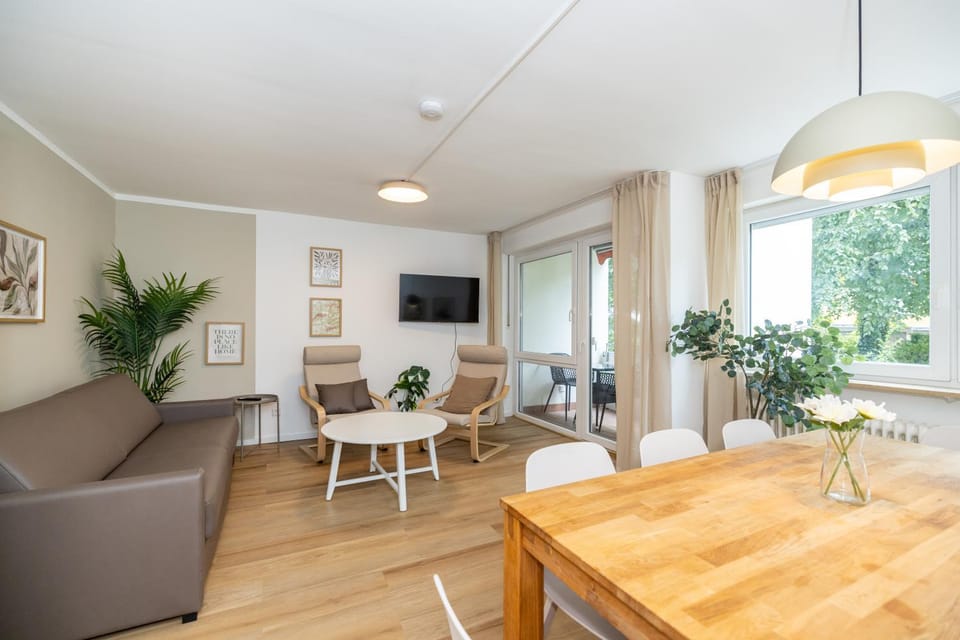 Communal lounge/ TV room, TV and multimedia, Living room, Seating area, Dining area, Evening entertainment